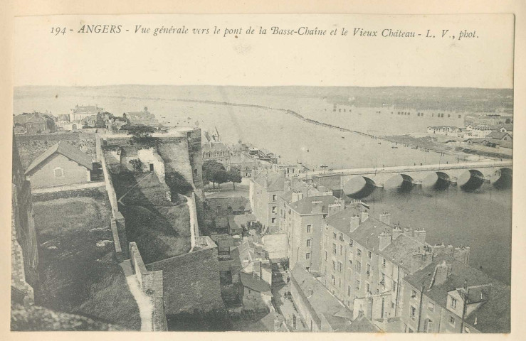 194. Angers. Vue générale sur le Pont de la Basse-Chaîne et le Vieux Château