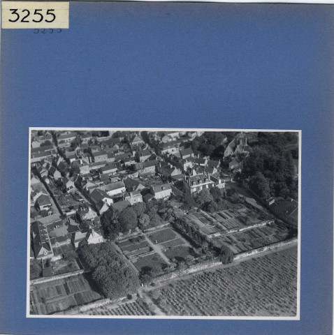 Savennières : Bourg et église, vue aérienne