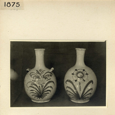 Angers : Hôpital, deux vases à pharmacie