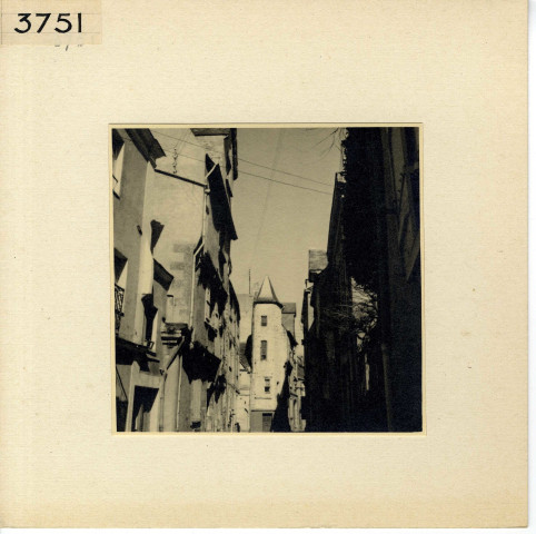 Angers : quartier de la Cité, rue Saint-Aignan, maison du Croissant ou de la Tour