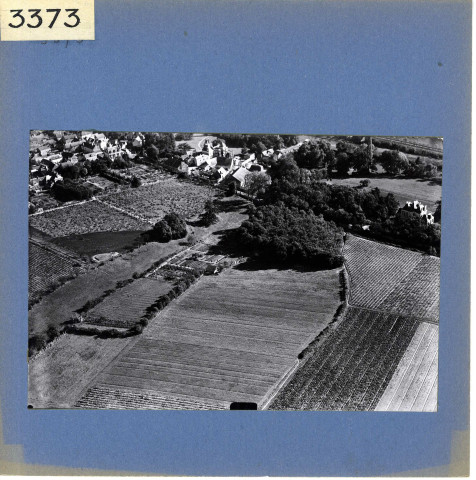 Savennières : Village et église (vue aérienne)