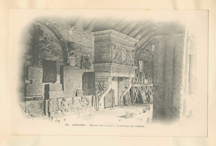 55. Angers. Musée Saint-Jean. Intérieur du cloître