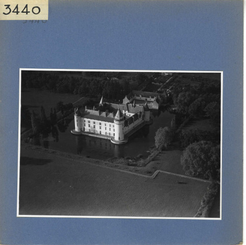 Ecuillé : Château du Plessis-Bourré, vue aérienne