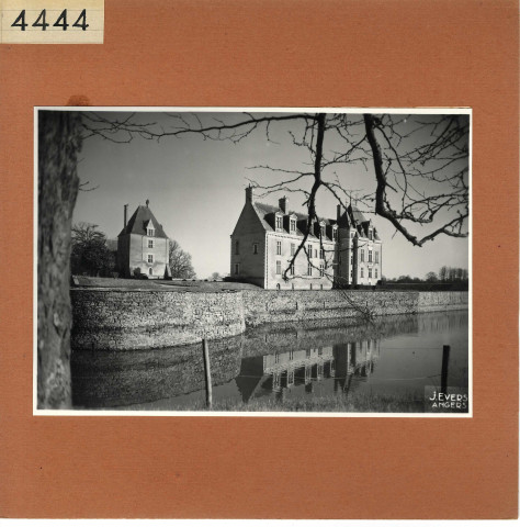 Chambellay : Château du Bois-Montboucher, extérieur et douves