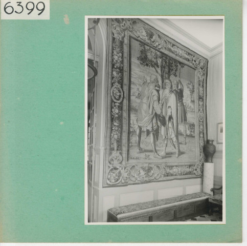 Les Verchers-sur-Layon : Château d'Echuilly, tapisserie de l'entrée, à droite