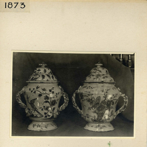 Angers : Hôpital, deux vases à pharmacie