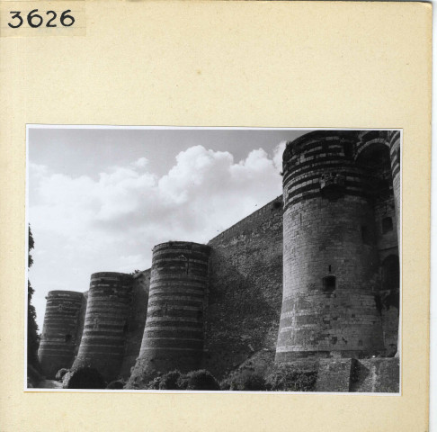 Angers : Tours au sol et fossés