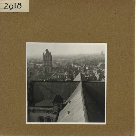 Angers : Cathédrale Saint-Maurice, vue en direction de la tour Saint-Aubin