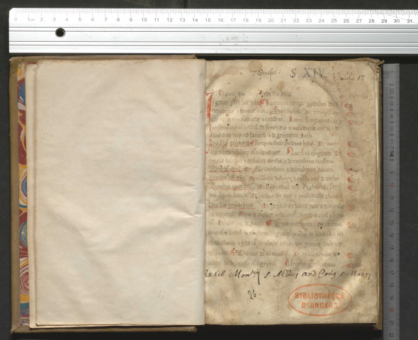 Liste des débuts des chapitres de tous les livres de la Bible, de la Genèse à l'Apocalypse, avec courte explication de chacun d'eux. Premiers mots : « In principio. De operibus sex dierum... »