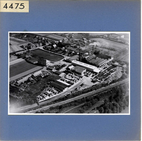 Angers : usine des Verreries mécaniques de l'Anjou, situées à Eventard, avec la voie de chemin de fer de raccord vers la gare Saint-Serge (vue aérienne)