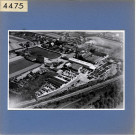 Angers : usine des Verreries mécaniques de l'Anjou, situées à Eventard, avec la voie de chemin de fer de raccord vers la gare Saint-Serge (vue aérienne)