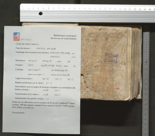 Recueil de traités de grammaire et de logique, dont la table en tête ; ce sont probablement les cahiers de cours de Jean Dabard, qui a écrit une grande partie du volume