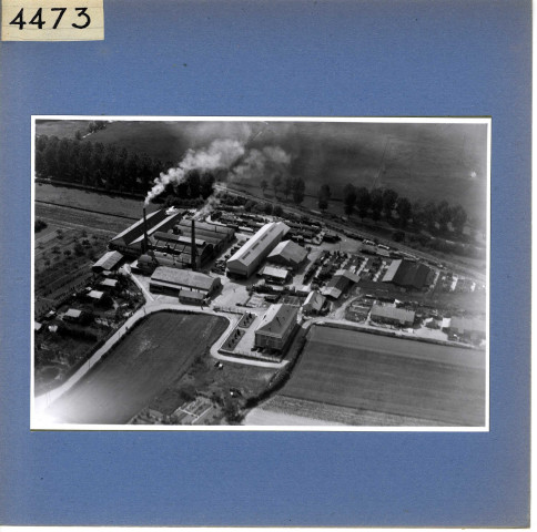 Angers : usine des Verreries mécaniques de l'Anjou, situées à Eventard, avec la voie de chemin de fer de raccord vers la gare Saint-Serge (vue aérienne)