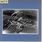 Angers : usine des Verreries mécaniques de l'Anjou, situées à Eventard, avec la voie de chemin de fer de raccord vers la gare Saint-Serge (vue aérienne)
