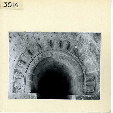 Angers : Détails des arcades romanes