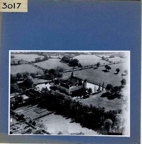 Ecuillé : Château du Plessis Bourré, vue aérienne