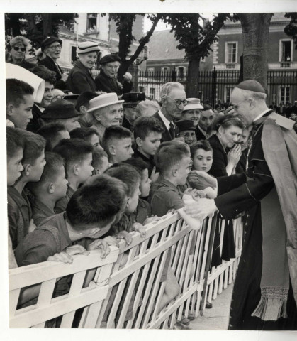 Portraits photographiques de Mgr Pierre Veuillot, évêque d'Angers (1959-1961)
