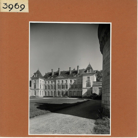 Mazé : Château de Montgeoffroy (vues extérieures au sol)