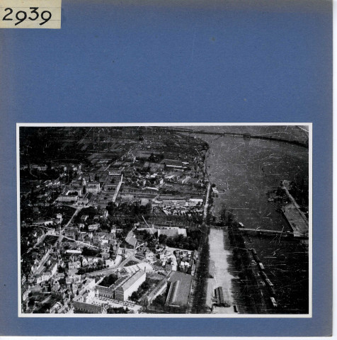 Angers : Vue aérienne de la rive droite (hôpital, place La Rochefoucauld, école des arts et métiers)