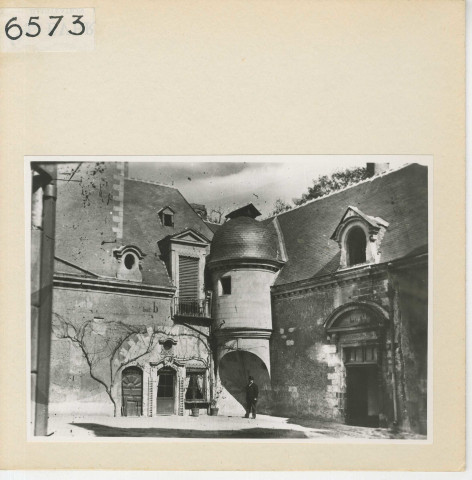 Angers : Cour de l'intendance, entrée de l'ancienne abbaye Toussaint