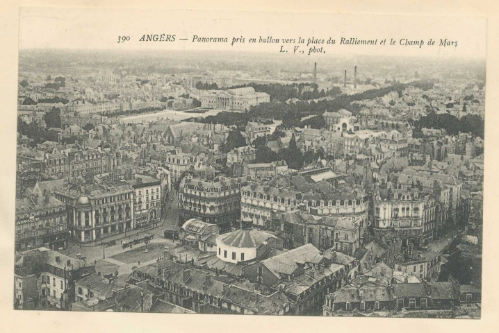390. Angers. Panorama pris en ballon vers la Place du Ralliement et le Champ de Mars