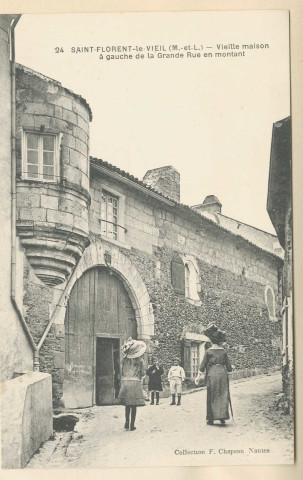 24. Saint-Florent-le-Vieil (M-et-L). Vieille maison à gauche de la Grande Rue en montant