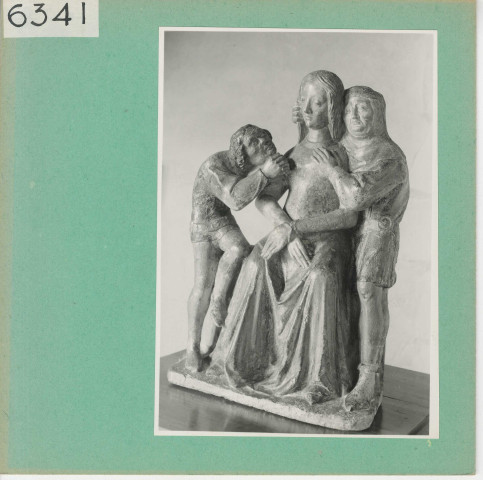 Ecuillé : Château du Plessis-Bourré, statue en pierre (Jeanne d'Arc et les anglais)