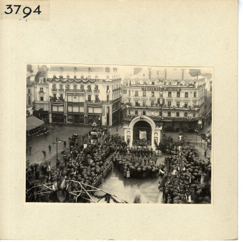 Angers : Cérémonie de la Victoire et du retour des Poilus le 28 septembre 1919 sur la place du Ralliement, devant le monument éphémère du sculpteur Louis Hoëllard