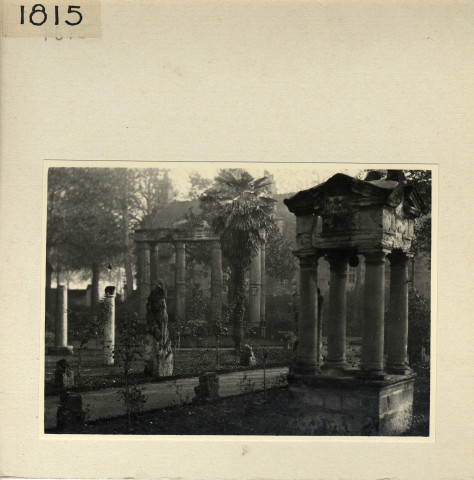 Colonnades du jardin de l'Hôpital Saint-Jean