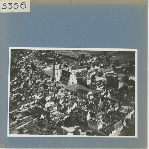 Beaufort-en-Vallée : Eglise et grand place (vue aérienne)