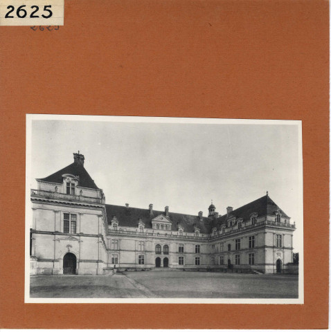 Saint-Georges-sur-Loire : Château de Serrant (extérieur)