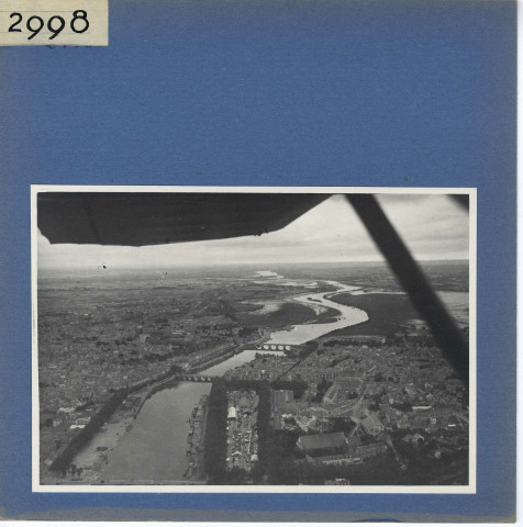 Angers : Vue aérienne vers l'amont (île Saint-Aubin)