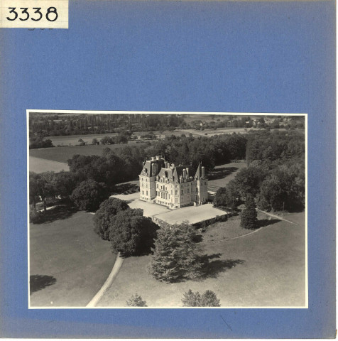 Cheviré-Le-Rouge : Château de La Roche-Hue (vue aérienne)