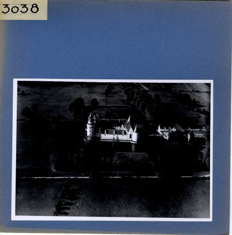 Ecuillé : Château du Plessis Bourré, vue aérienne