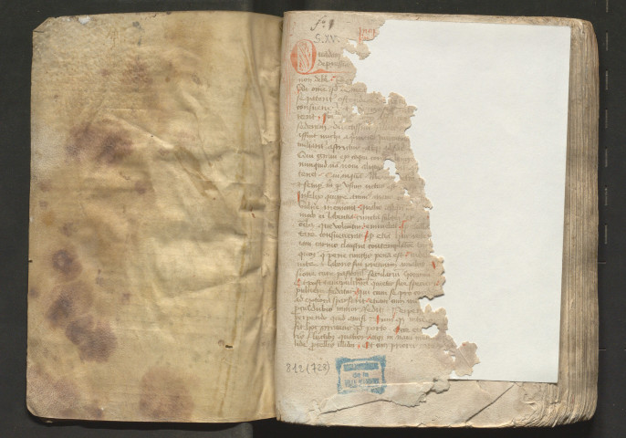 S. Grégoire le Grand. Dialogues. A la suite du livre III (fol. 68 vo), morceau intitulé : « De negligencia. Si accidat nobis aliqua negligencia ad altare, quod absit, hic continetur quid agere debemus. De effusione sanguinis Domini. Si de sanguine Domini... » Le fol. 73 est blanc. Livre IV des Dialogues au fol. 74