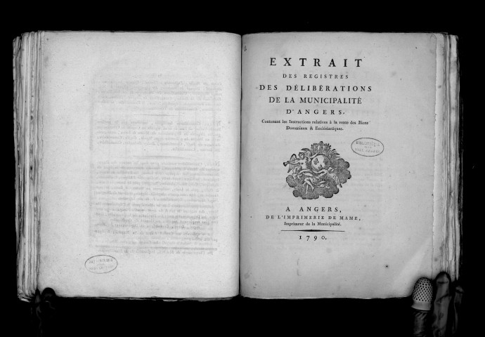 Extrait des registres des délibérations de la municipalité d'Angers, contenant les instructions relatives à la vente des biens domaniaux et ecclésiastiques