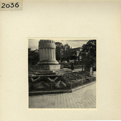 Angers : Jardin du Mail (Monument aux morts)