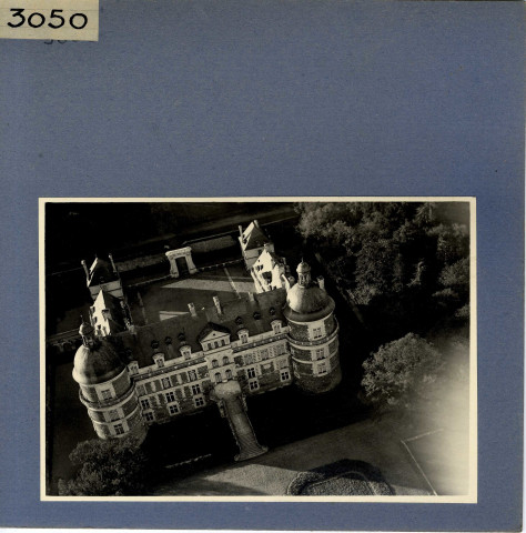 Saint-Georges-sur-Loire : Château de Serrant, vue aérienne