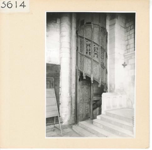 Angers : Eglise La Trinité (escalier, tribune et Christ)