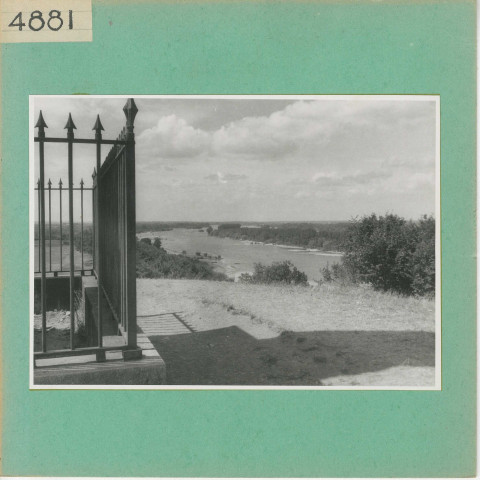 Saint-Florent-le-Vieil : Terrasse devant l'église
