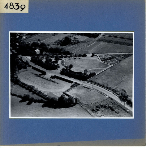 Beaulieu-sur-Layon : Le bourg, les jardins (vue aérienne)