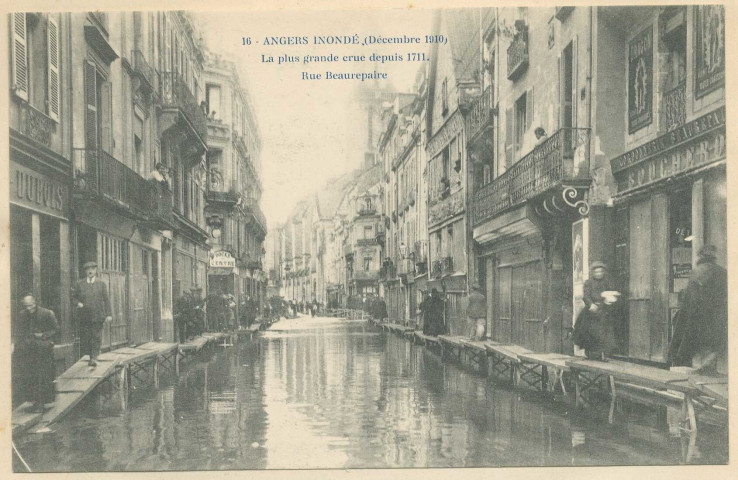 16. Angers inondé (Décembre 1910). La plus grande crue depuis 1711. Rue Beaurepaire
