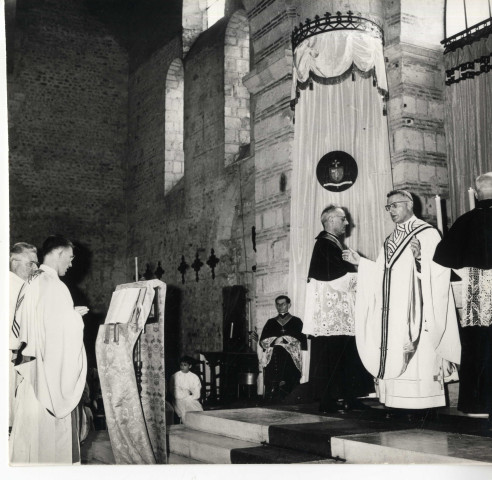 Portraits photographiques de Mgr Henri Mazerat, évêque d'Angers (1962-1974)