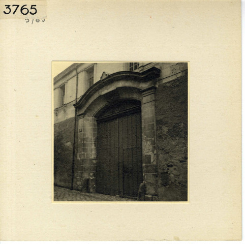 Angers : quartier de la Cité, 18 rue Donadieu de Puycharic, portail de la maison canoniale Saint-Maurille (XVIIIe s.)
