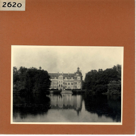 Saint-Georges-sur-Loire : Château de Serrant (extérieur)