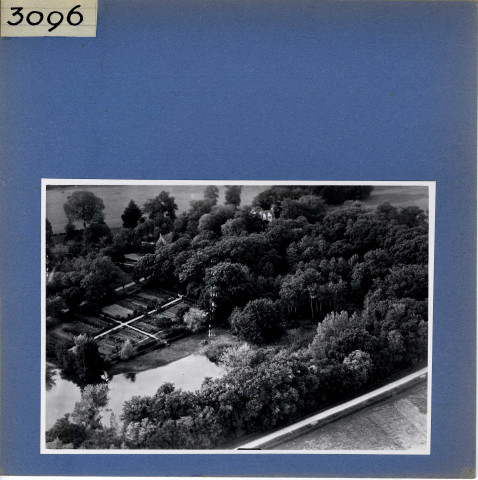 Saint-Laurent-de-la-Plaine : Château du Plessis-Beuvereau, vue aérienne