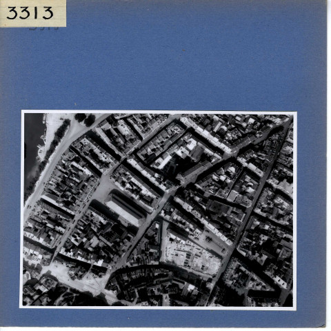 Angers : Vue aérienne prise à l'aplomb du quartier de la République (halles) et de la rue Baudrière (ruines du Palais des Marchands)