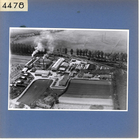 Angers : usine des Verreries mécaniques de l'Anjou, situées à Eventard, avec la voie de chemin de fer de raccord vers la gare Saint-Serge (vue aérienne)