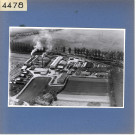 Angers : usine des Verreries mécaniques de l'Anjou, situées à Eventard, avec la voie de chemin de fer de raccord vers la gare Saint-Serge (vue aérienne)