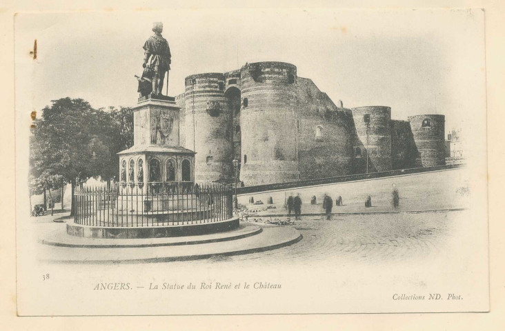38. Angers. La statue du Roi René et le Château